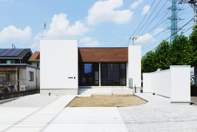 邸宅のようなアプローチのある平屋　ナチュラルモダンフラットハウス