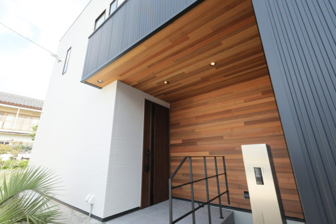 玄関　レッドシダー　ガルバリウム　サイディング　手摺り　外部照明　シブサワスタイル