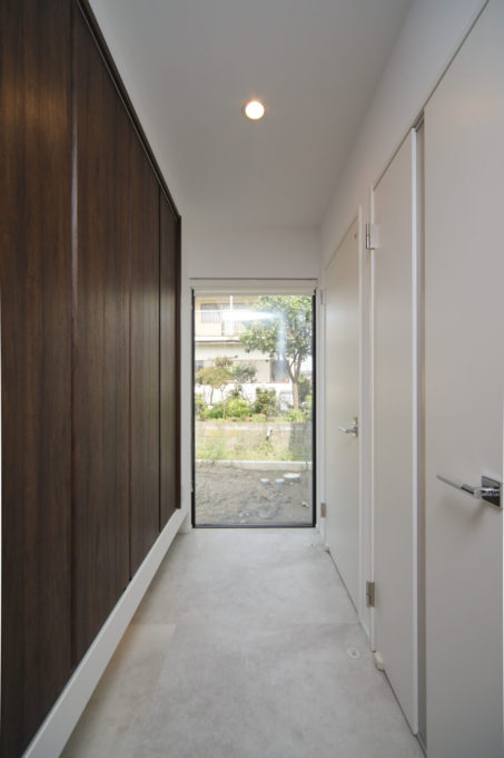 玄関ホール　フィックス窓　収納　壁一面　シブサワスタイル