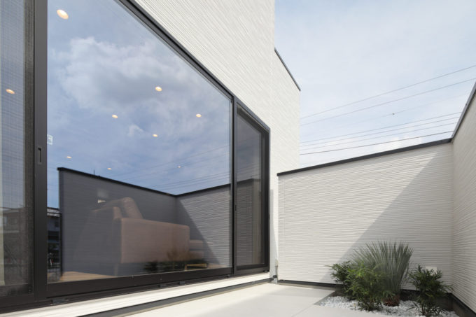 タイルデッキ　南向き　エクステリア　外構　タイル　植栽　シブサワスタイル