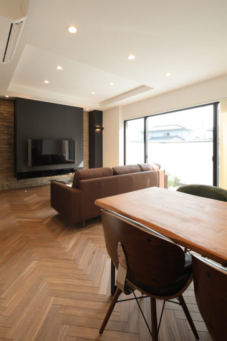 リビング　ヘリンボーン　床　壁　石張り　折り上げ天井　インテリア　シブサワスタイル