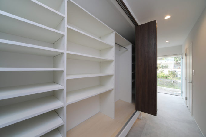 玄関　収納　シューズボックス　壁一面　シブサワスタイル