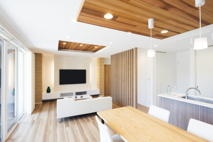 レッドシダーの天井で居心地の良いナチュラルなリビング。シブサワスタイル