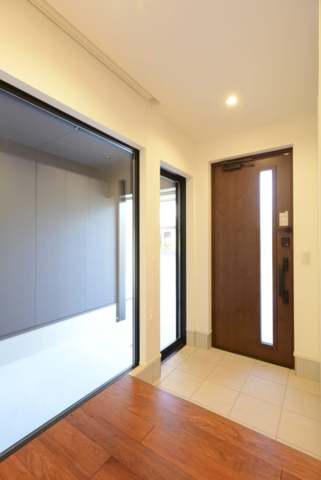 シブサワスタイル、玄関ホール、バイクガレージ