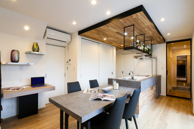 造作家具　造作　ダイニングテーブル　カウンター　オリジナルキッチン　コンクリート調　インダストリアル　吊り棚　アイアン　