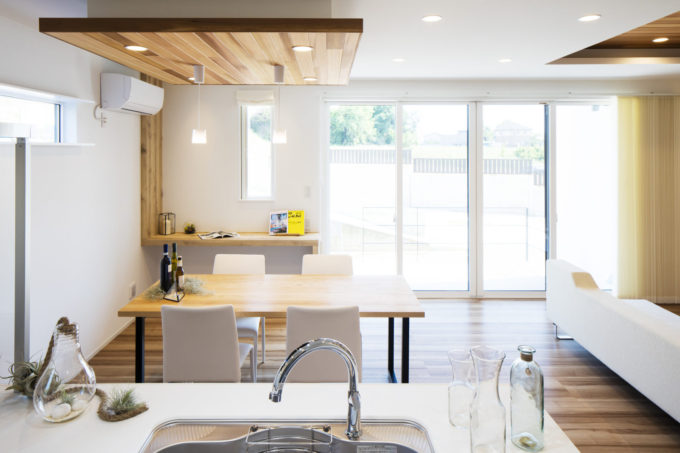 シブサワスタイル　キッチンからの視線　キッチン　ダイニング　造作　カウンター　勉強スペース　安心　配置　レッドシダー　