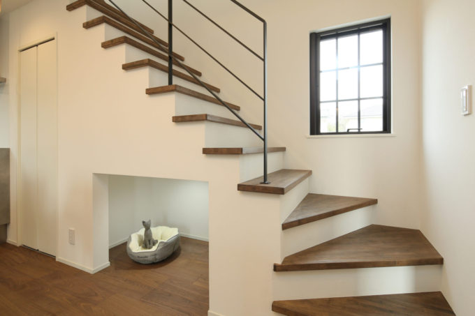 シブサワスタイル　階段　階段下　ペットスペース