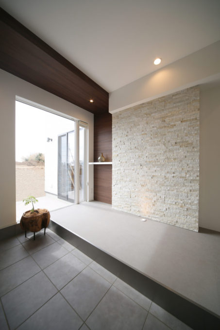 シブサワスタイル　ガレージ　リゾート　玄関　石張り　間接照明