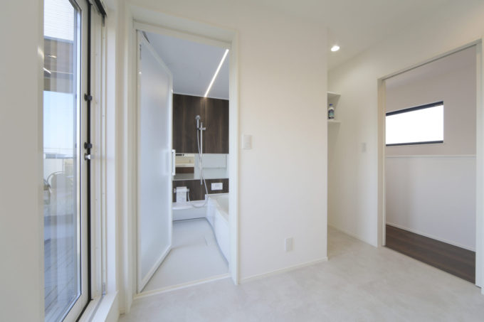 シブサワスタイル　2階　バスルーム　洗面　バルコニー