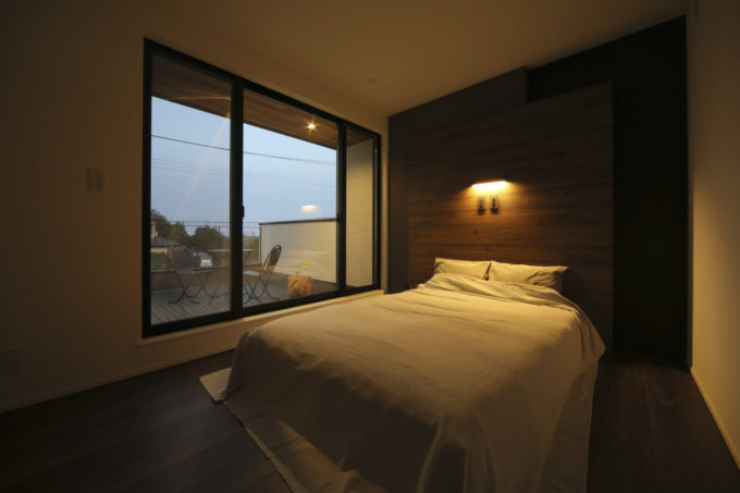 シブサワスタイル　2階　寝室　バルコニー　照明演出