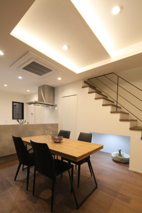 シブサワスタイル　ダイニング　照明演出　ペットスペース