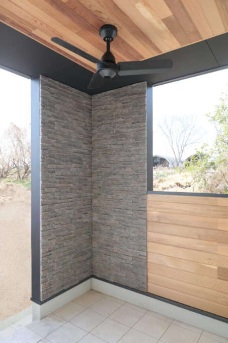 シブサワスタイル　リゾート　グリーンルーム　屋根付きタイルデッキ　